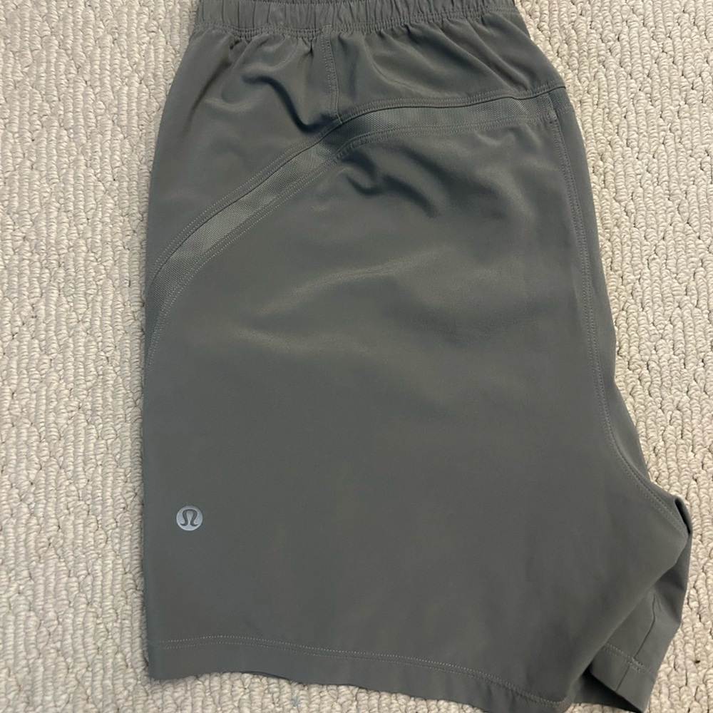 lululemon athletica Men’s Charcoal Gray Athletic Shorts size small 5in inseam